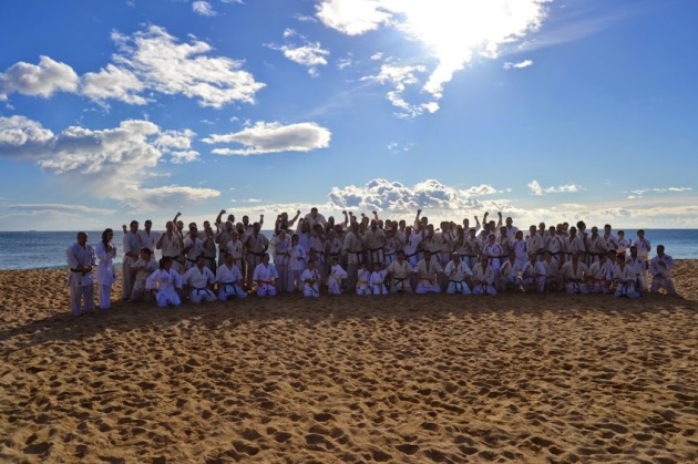 Els karateques del Hukutsu Dojo després d'un entrenament a la platja